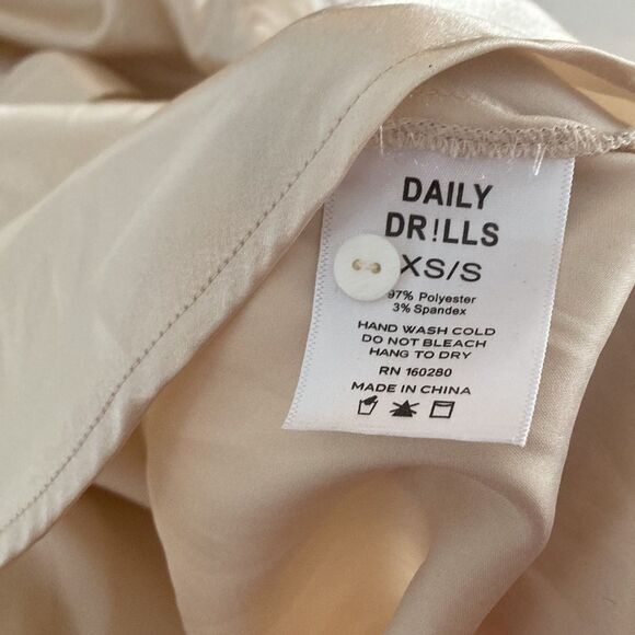 Daily Drills Champagne Button Down Long Sleeve Satin Resort Top Size XS/Sm - Picture 7 of 7
